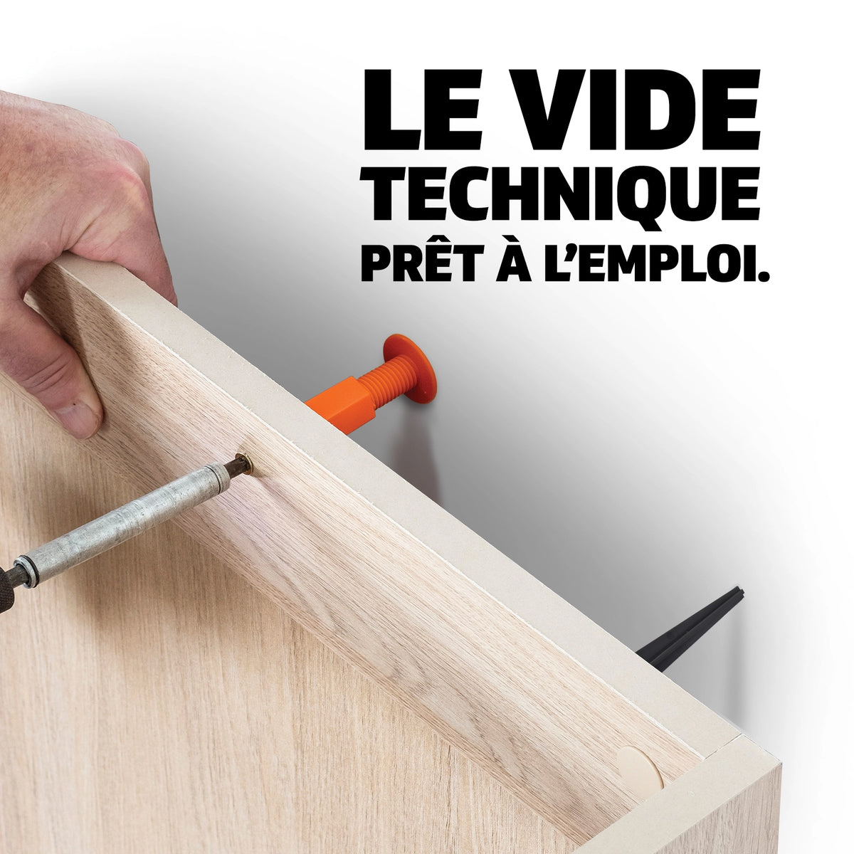 Installation d’un meuble de cuisine avec Space-Plug Evolution et Datum Peg pour créer un vide technique précis derrière le meuble.