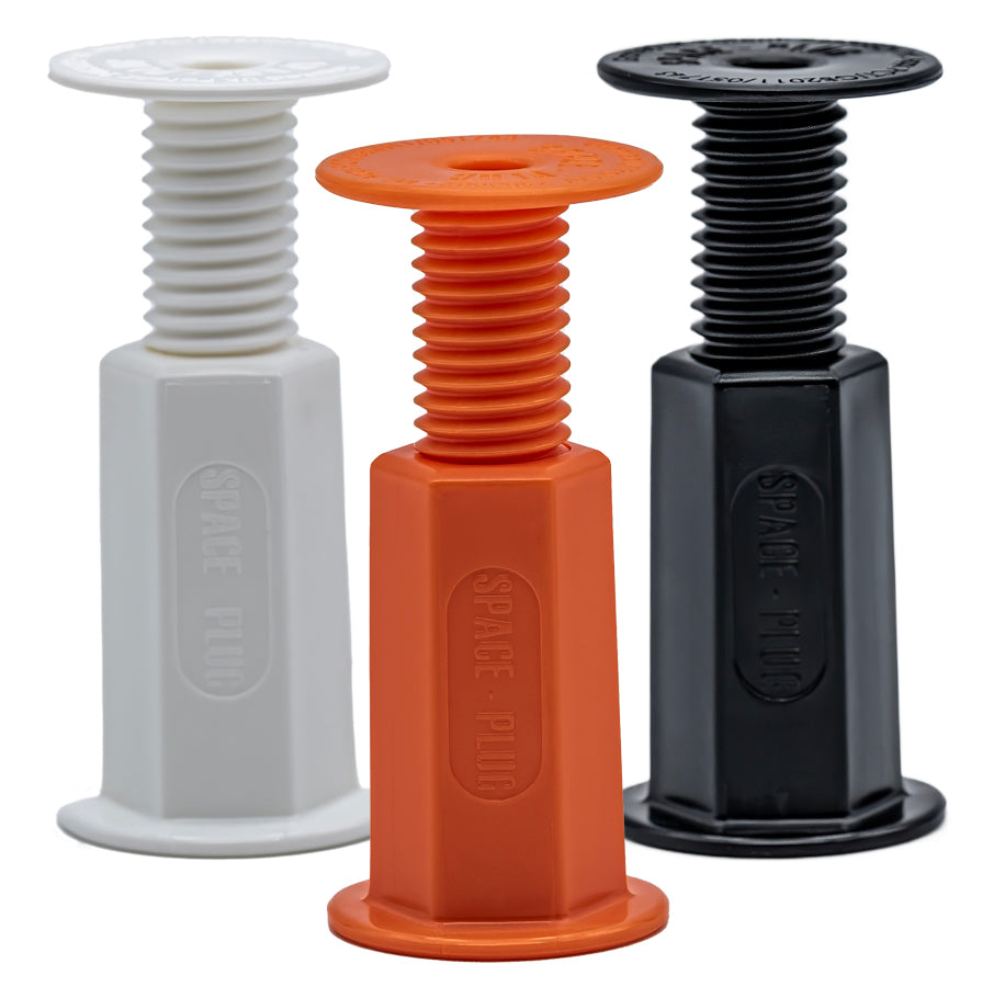 Space-Plug XL en blanc, orange et noir, système de fixation réglable pour meubles de cuisine pour des écarts de 45 à 80 mm.