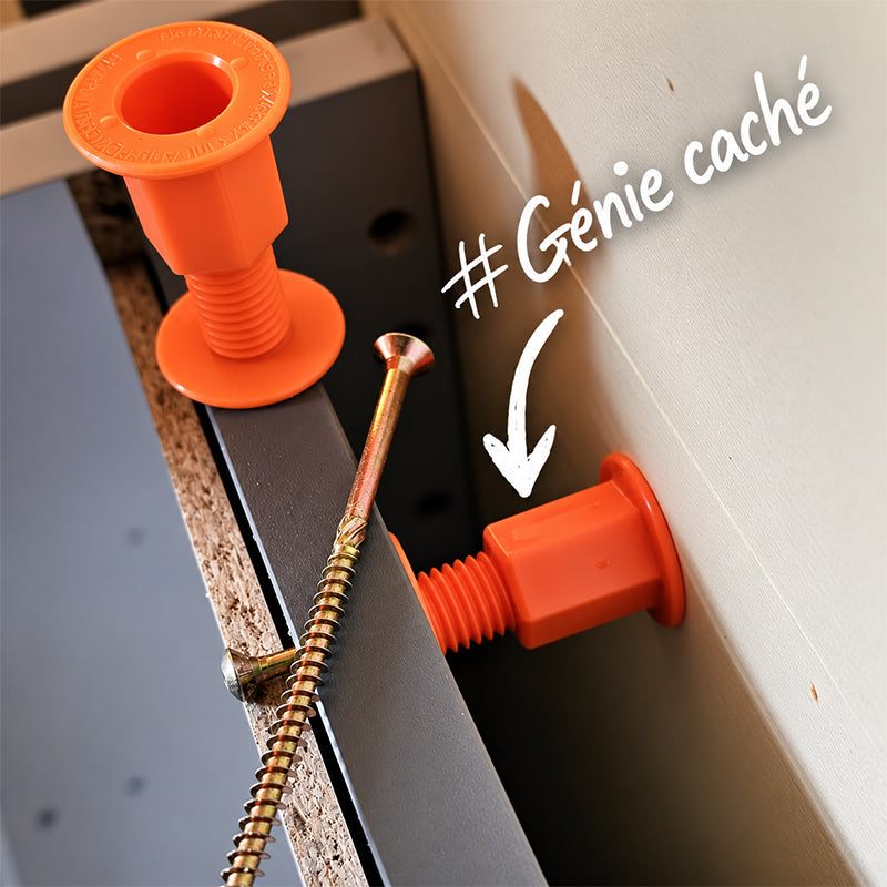 Gros plan de fixations réglables Space-Plug orange installées contre un mur et un cadre métallique, avec une vis visible et le texte « # Génie caché » pointant vers l’une des fixations.