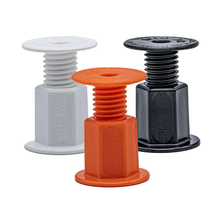 Gamme de fixations réglables Space-Plug pour meubles de cuisine, disponibles en trois couleurs : blanc, orange et noir.